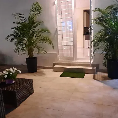 Daire Bajo Con Jardin En Centro Marbella
